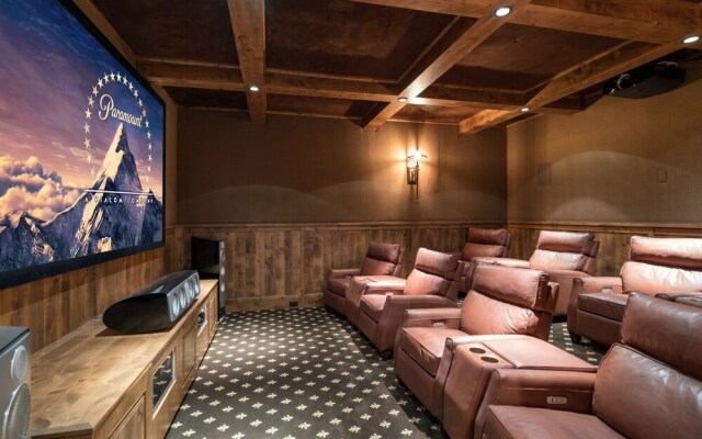 THE Pinnacle by Exceptional Stays