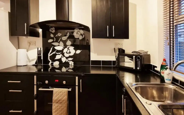 Modern 3-bed House Garden With Parking
