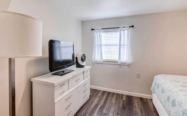 Walk to Beach: Charming Home w/ Deck in Galveston