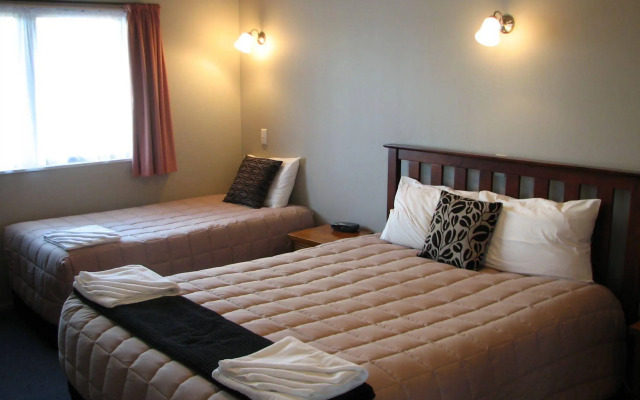 Cobblestone Court Motel – Wenzel Motels