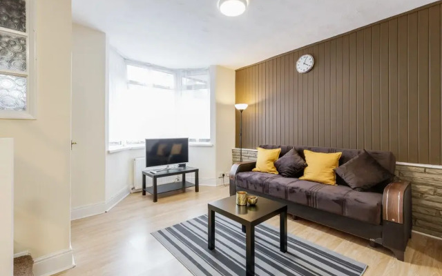 Beautiful 2-bed House in Quiet Cul-de-sac