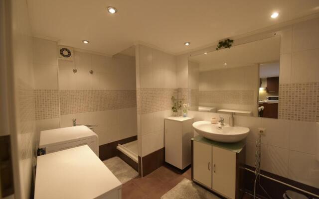 H & V Residence - Split Level Apartment