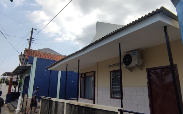 Super OYO 93173 Khazanah Room Syariah