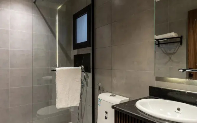 Three BR Luxurious & Spacious Flat in Almadinah