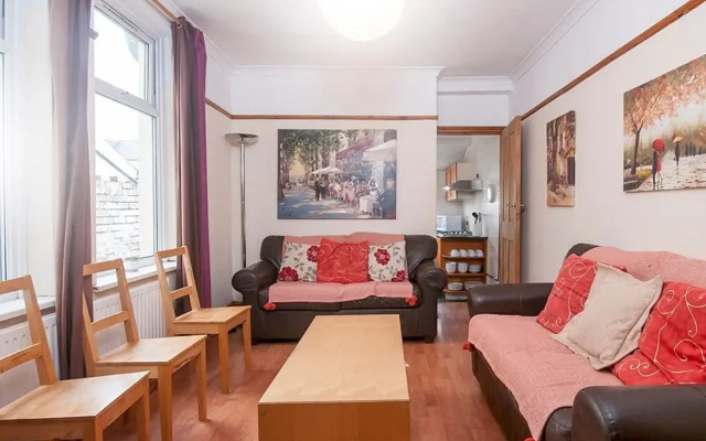 Spacious Victorian 4 bed house near Heath Hospital