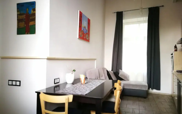 2 Bedroom Apartment near Town Hall