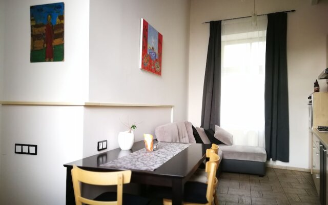 2 Bedroom Apartment near Town Hall
