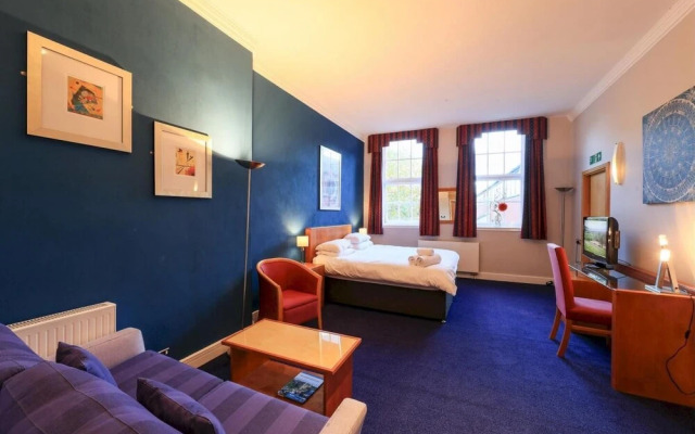 Large Central Spacious Studio Apartment With High Ceilings