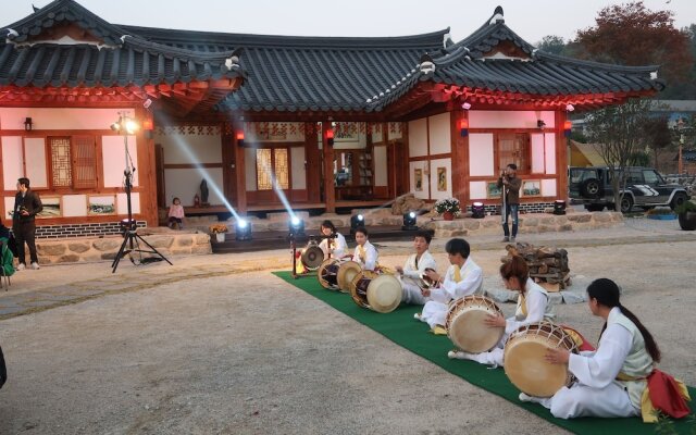 Hanok stay NAMWONYECHON by Kensington