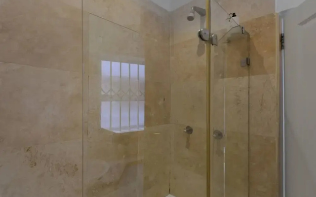 Charming 2-bed Sea Point Retreat Mountain Views
