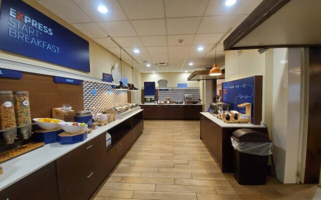 Holiday Inn Express & Suites Sandusky by IHG