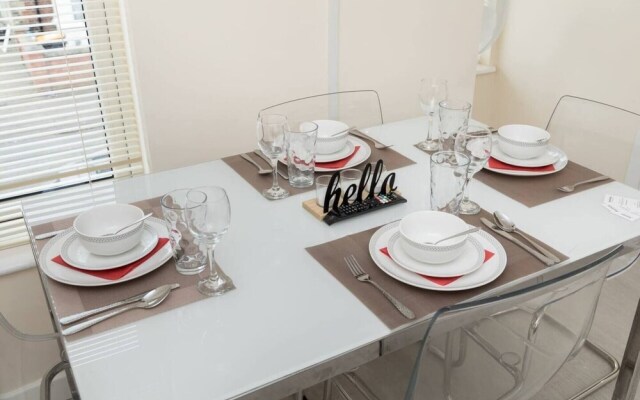Homely Spaces Large 2-bed Apartment in Bedford