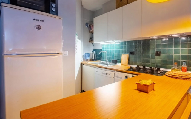 Eclectic Flat Near Metro With Terrace in Kadikoy