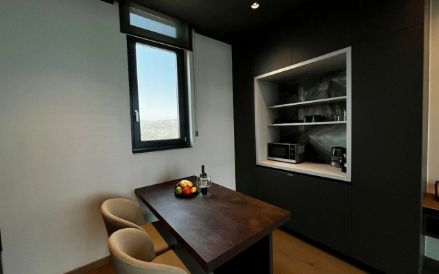 128 LIM - 2106 Stay Only Tower Suite