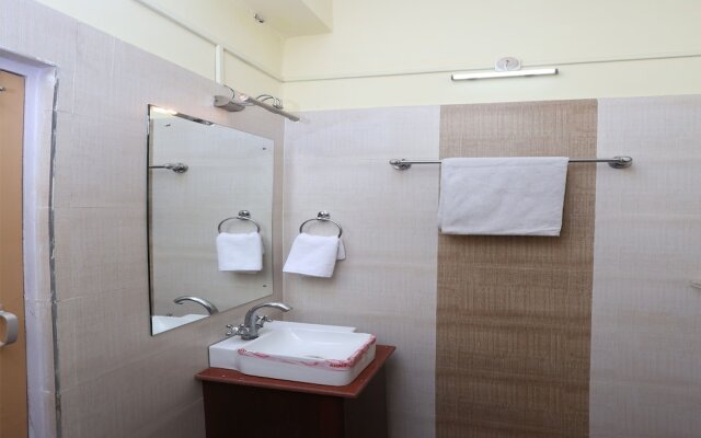 OYO 11696 Holiday Inn Guest House