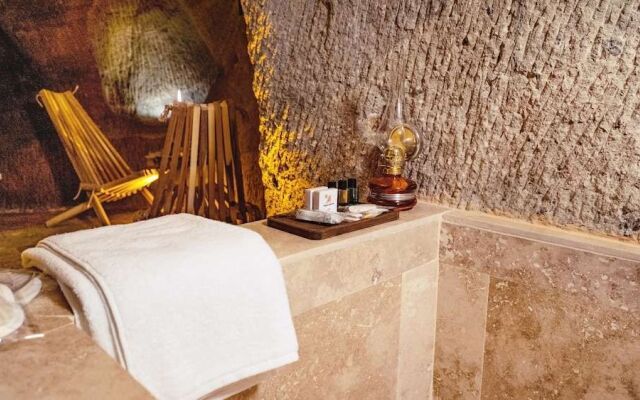 Crassula Cave Hotel