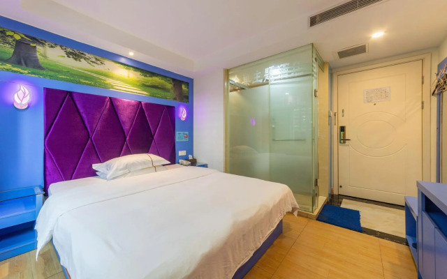 Zhongchao Theme Hotel (Shenzhen Luohu Wenjin Subway Station)