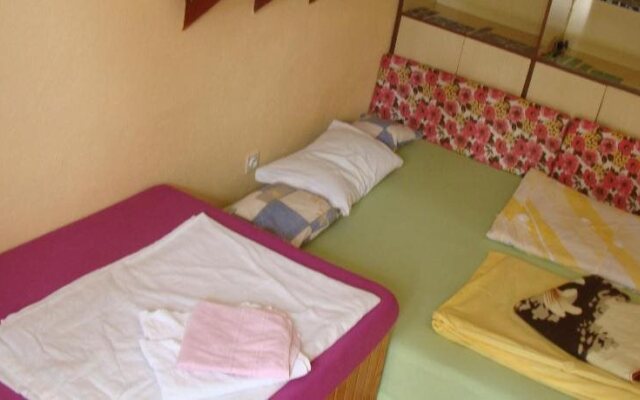 Ikar Hut Hostel