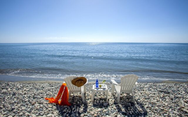 Sunset Beachfront Villa Meneou