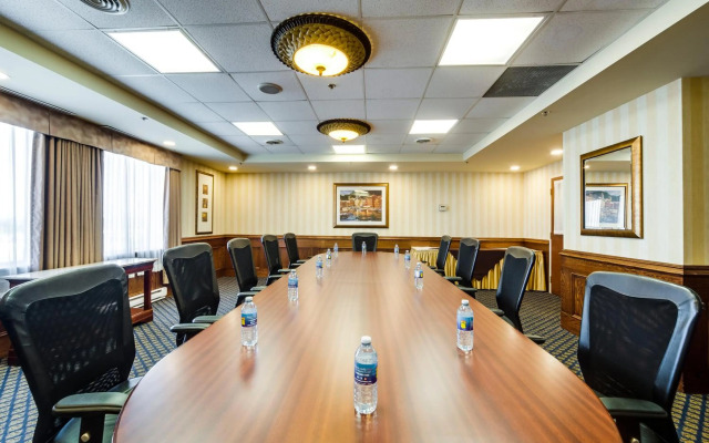 Monte Carlo Inn Airport Suites