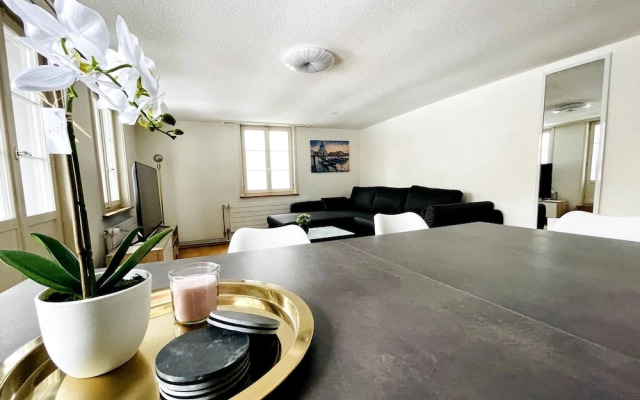 Beautiful Old Building Apartment In The Center