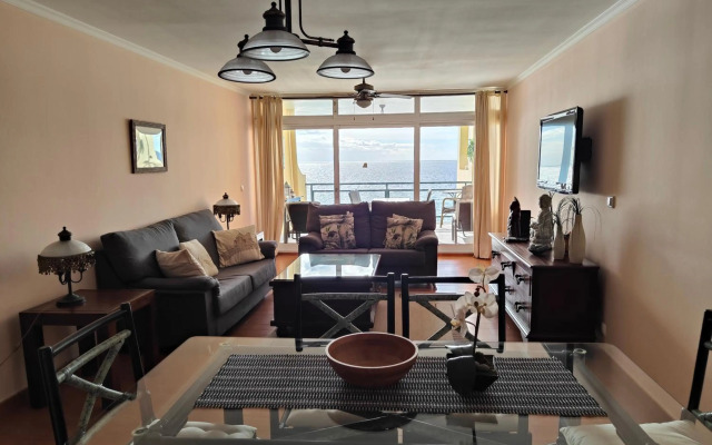 By the Beach & Pool Apartment