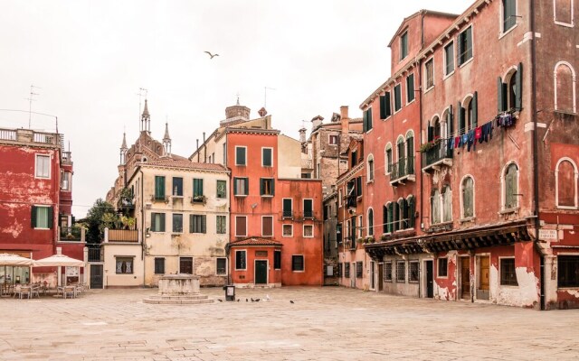 Gold And Red - The Venetian Style