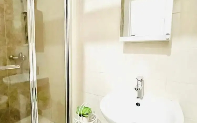 London Luxury Apartments with Jacuzzi Hot tub & Sauna