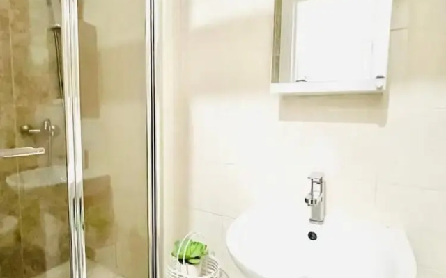 London Luxury Apartments with Jacuzzi Hot tub & Sauna