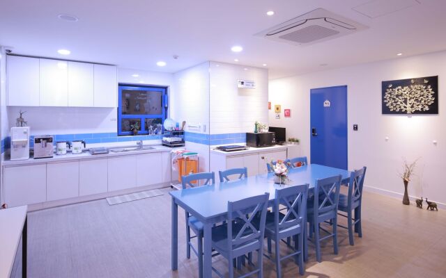 Road Myeongdong Guesthouse