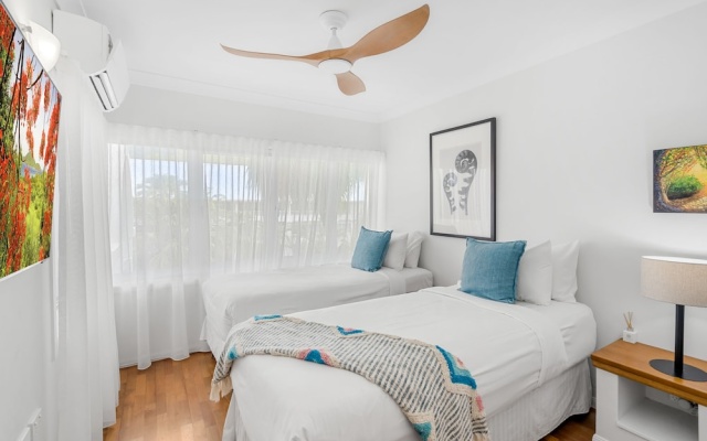 Belle Escapes - Sapphire Suite Absolute Beachfront Alamanda Resort 17 – Guest Rooms – Cairns