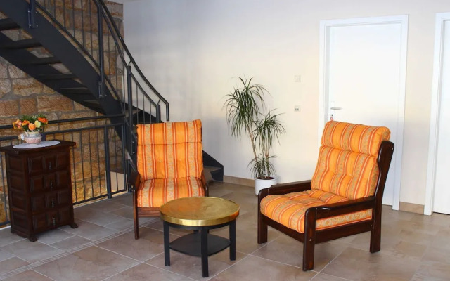 Apartment in Weibig With Garden