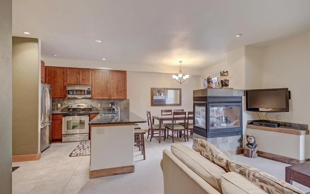 The Perfect Condo in West Village, Big Deck and next to the lift - CA1203 by RedAwning