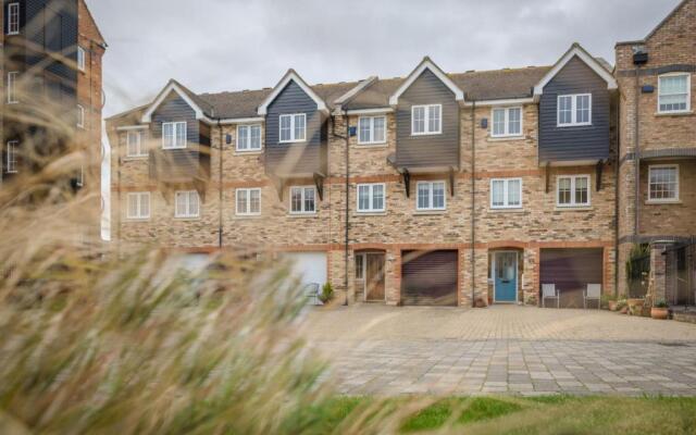 Silver Strand - modern 3-bed with water views & 3 bathrooms!