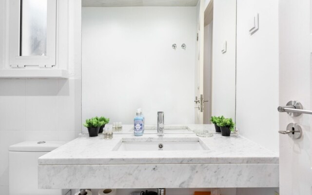 ALTIDO Graça 1-BR Apartment w/Green Terrace & BBQ