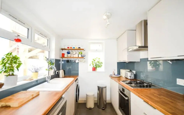 Beautiful Home in Bath with Garden