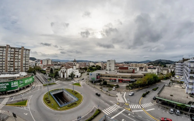House and People - Rotunda do Caires