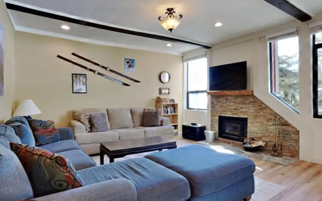 Remodeled 2 Bedroom Condo with Easy Access to Mountain Biking, Swimming, Hiking, Hot Tubs! by RedAwning