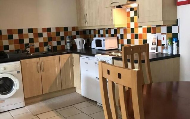Central 2 Bed Apartment Above Great Derry Pub