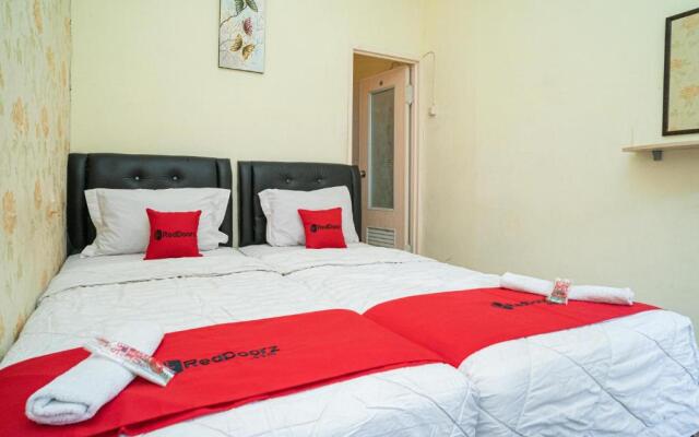 RedDoorz near Cyber Mall