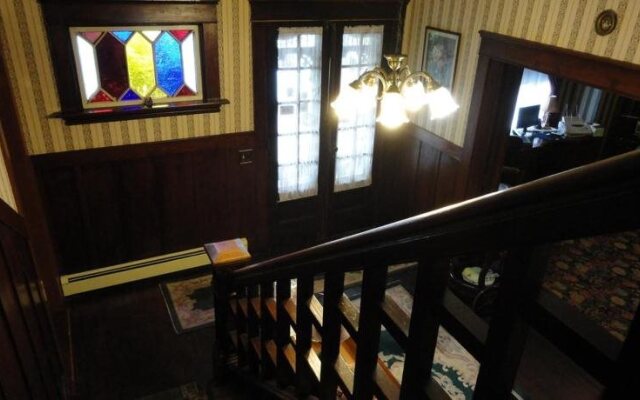 Colonial Charm Inn