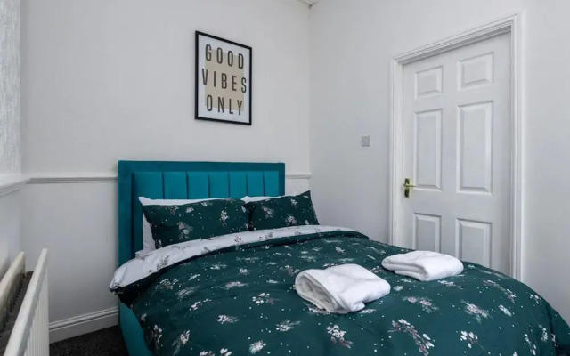 4-bedroom- Stoke-on-trent Sleeps 8- pet Friendly