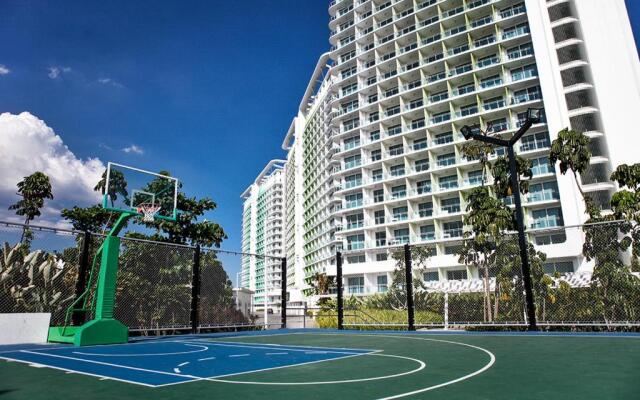 Azure Wavepool C7 Balcony, Wifi, Near Mall Airport