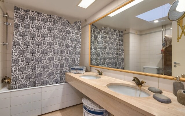 Charming Paint House Apartment in Pestana