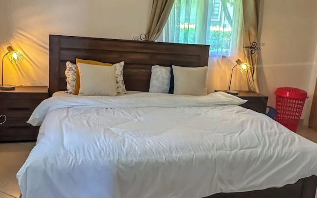 Spacious 4-bedroom with a pool