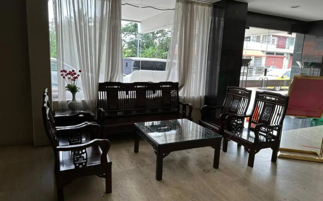 OYO 89619 De Choice Hotel