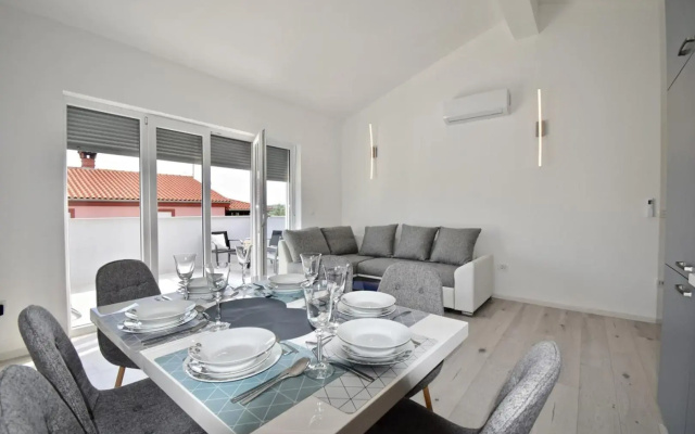 Bright and spacious apartment with grill ***