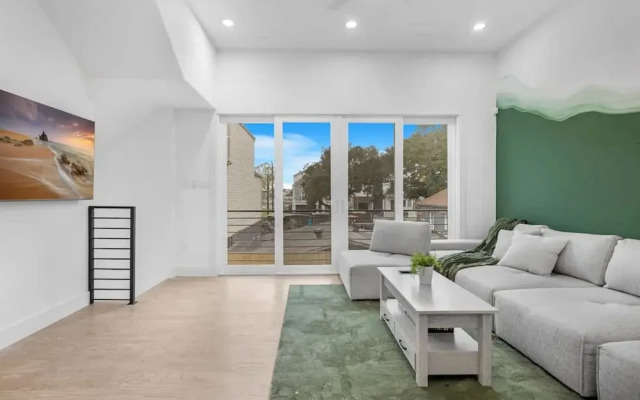 Luxurious 3 Bed3 Bath Near Downtown Houston