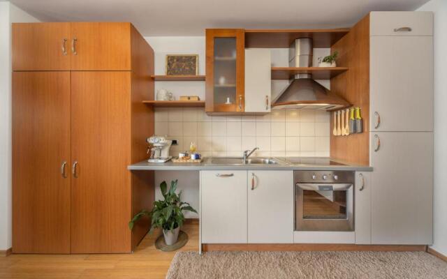 Terra Magica Deluxe Apartment OR Room with Private Parking, Terrace and Sea View