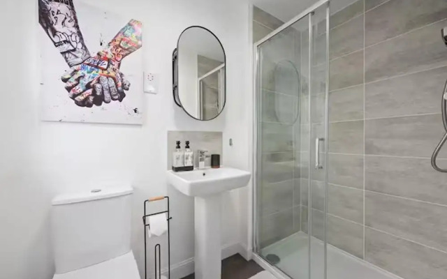 Stylish House in Perth-hot Tub-garden-sleeps 6